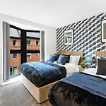 Stylish Abodes In - Sleeps 18 Lägenhet *