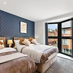 Stylish Abodes In - Sleeps 18 * Leeds (West Yorkshire)