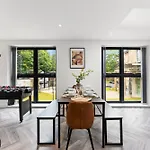 Stylish Abodes In - Sleeps 18 * Leeds (West Yorkshire)