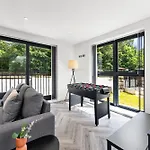 Stylish Abodes In - Sleeps 18 * Leeds (West Yorkshire)