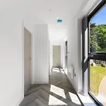 Stylish Abodes In - Sleeps 18 * Leeds (West Yorkshire)
