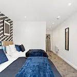 Stylish Abodes In - Sleeps 18 Leeds (West Yorkshire)
