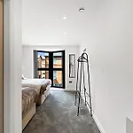 Stylish Abodes In - Sleeps 18 Lägenhet