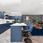 Lägenhet Stylish Abodes In - Sleeps 18 *