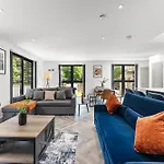 Stylish Abodes In - Sleeps 18 *