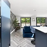 Lägenhet Stylish Abodes In - Sleeps 18 *