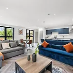 Stylish Abodes In - Sleeps 18 Leeds (West Yorkshire)