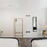 Stylish Abodes In - Sleeps 18 * Leeds (West Yorkshire)