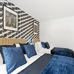 Stylish Abodes In - Sleeps 18 * Leeds (West Yorkshire)