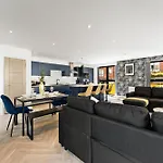 Stylish Abodes In - Sleeps 18 Leeds (West Yorkshire)