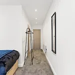 Stylish Abodes In - Sleeps 18 *