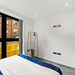 Stylish Abodes In - Sleeps 18 Lägenhet