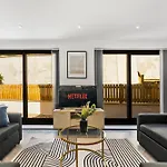 Stylish Abodes In - Sleeps 18 Appartement *