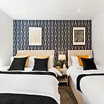 Lägenhet Stylish Abodes In - Sleeps 18