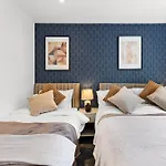 Stylish Abodes In - Sleeps 18 Appartement