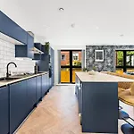 Stylish Abodes In - Sleeps 18 Leeds (West Yorkshire)