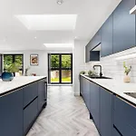 Stylish Abodes In - Sleeps 18 *