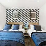 Stylish Abodes In - Sleeps 18