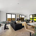 Stylish Abodes In - Sleeps 18 Lägenhet