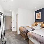 Stylish Abodes In - Sleeps 18 *