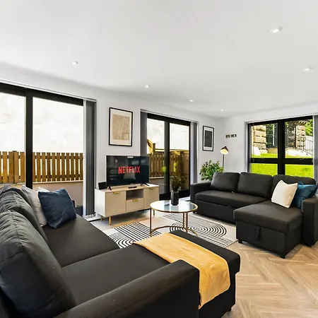 Stylish Abodes In - Sleeps 18 * Leeds (West Yorkshire)