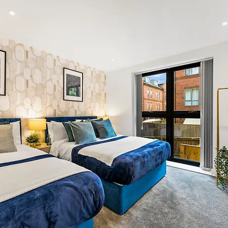 Stylish Abodes In - Sleeps 18 Апартаменти