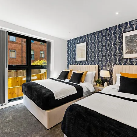 Stylish Abodes In - Sleeps 18 Апартаменти