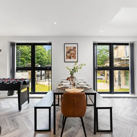 Stylish Abodes In - Sleeps 18 * 利兹