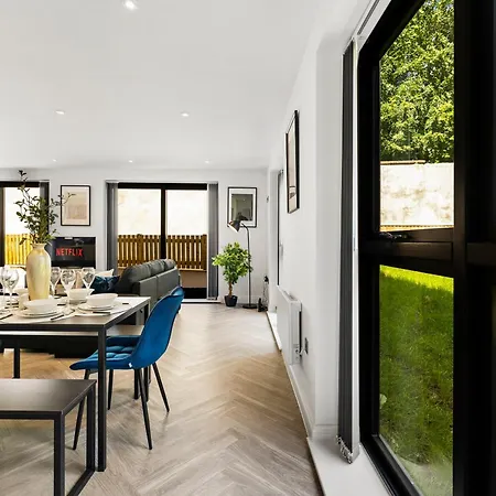 Stylish Abodes In - Sleeps 18 Апартаменти Лідс