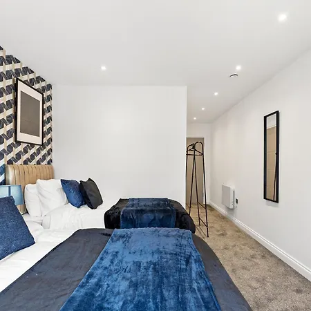 Stylish Abodes In - Sleeps 18 利兹