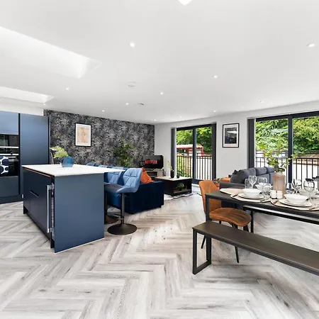Апартаменты Stylish Abodes In - Sleeps 18 *
