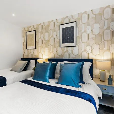 Stylish Abodes In - Sleeps 18 Апартаменти Лідс