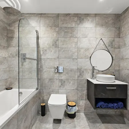 Stylish Abodes In - Sleeps 18 * 利兹