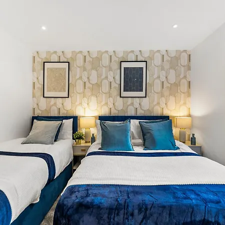 Stylish Abodes In - Sleeps 18