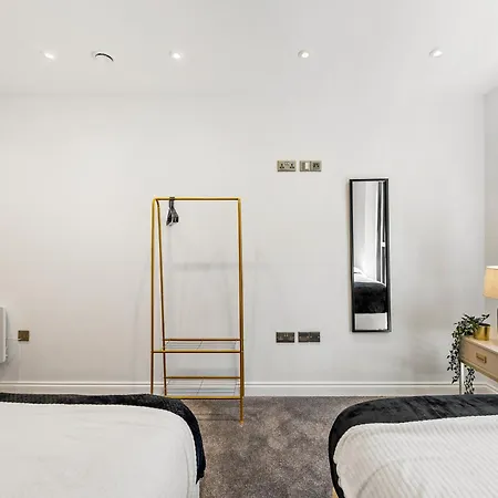 Stylish Abodes In - Sleeps 18 * 利兹