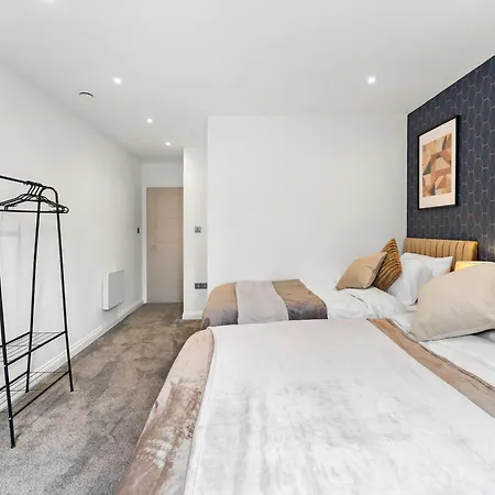 Stylish Abodes In - Sleeps 18 公寓 利兹