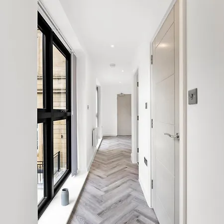 Stylish Abodes In - Sleeps 18 * 利兹