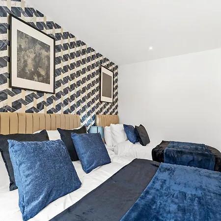 Stylish Abodes In - Sleeps 18 * 利兹