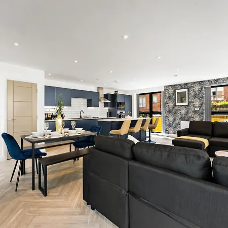 Stylish Abodes In - Sleeps 18 Лидс