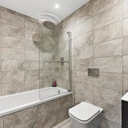 Stylish Abodes In - Sleeps 18 * Лідс