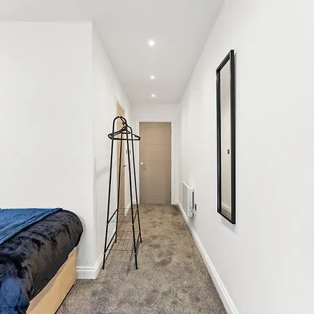 Stylish Abodes In - Sleeps 18 *