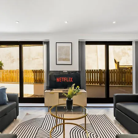 Stylish Abodes In - Sleeps 18 公寓 *