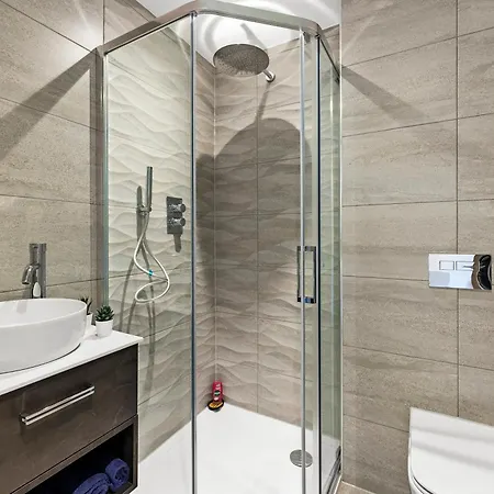 Stylish Abodes In - Sleeps 18 公寓