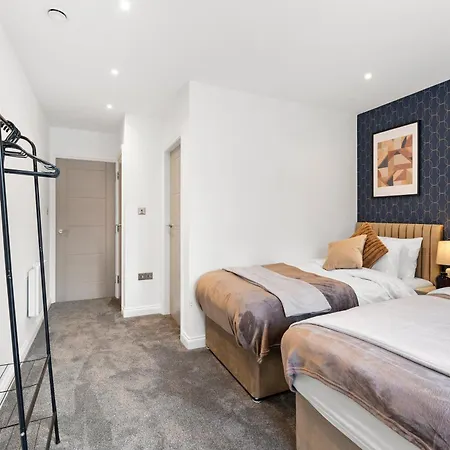 Stylish Abodes In - Sleeps 18 *