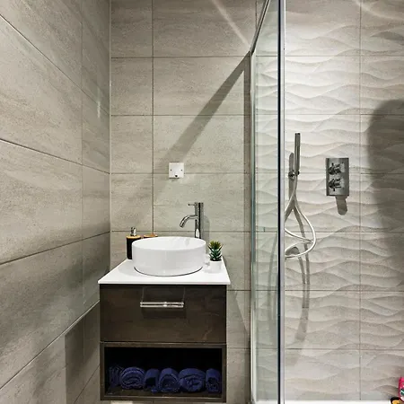 Stylish Abodes In - Sleeps 18 Апартаменты *