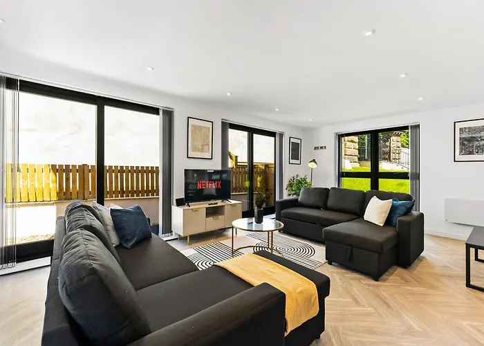 Stylish Abodes In - Sleeps 18 * Лідс