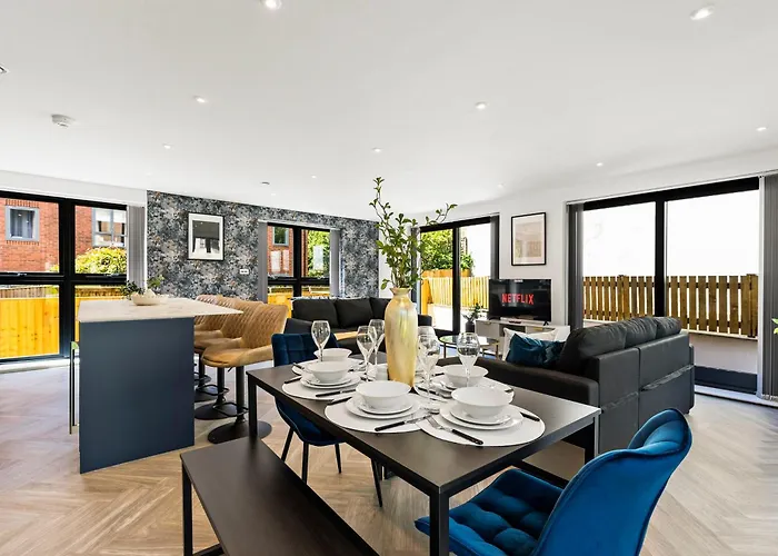 公寓 Stylish Abodes In - Sleeps 18 *