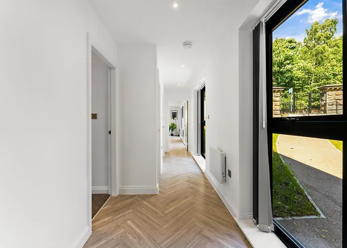 Stylish Abodes In - Sleeps 18