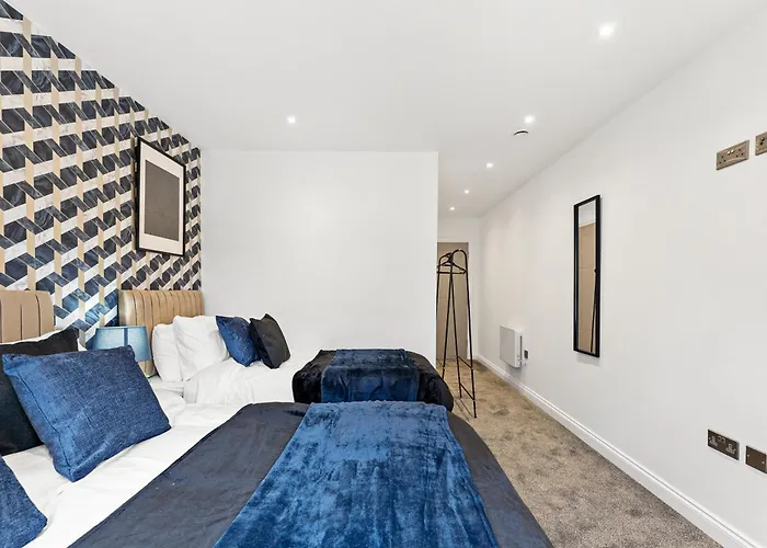 Stylish Abodes In - Sleeps 18 Лідс