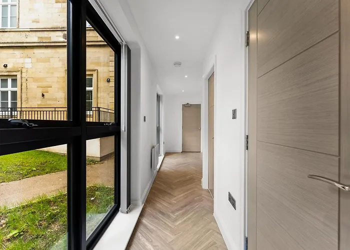 Stylish Abodes In - Sleeps 18 公寓 *